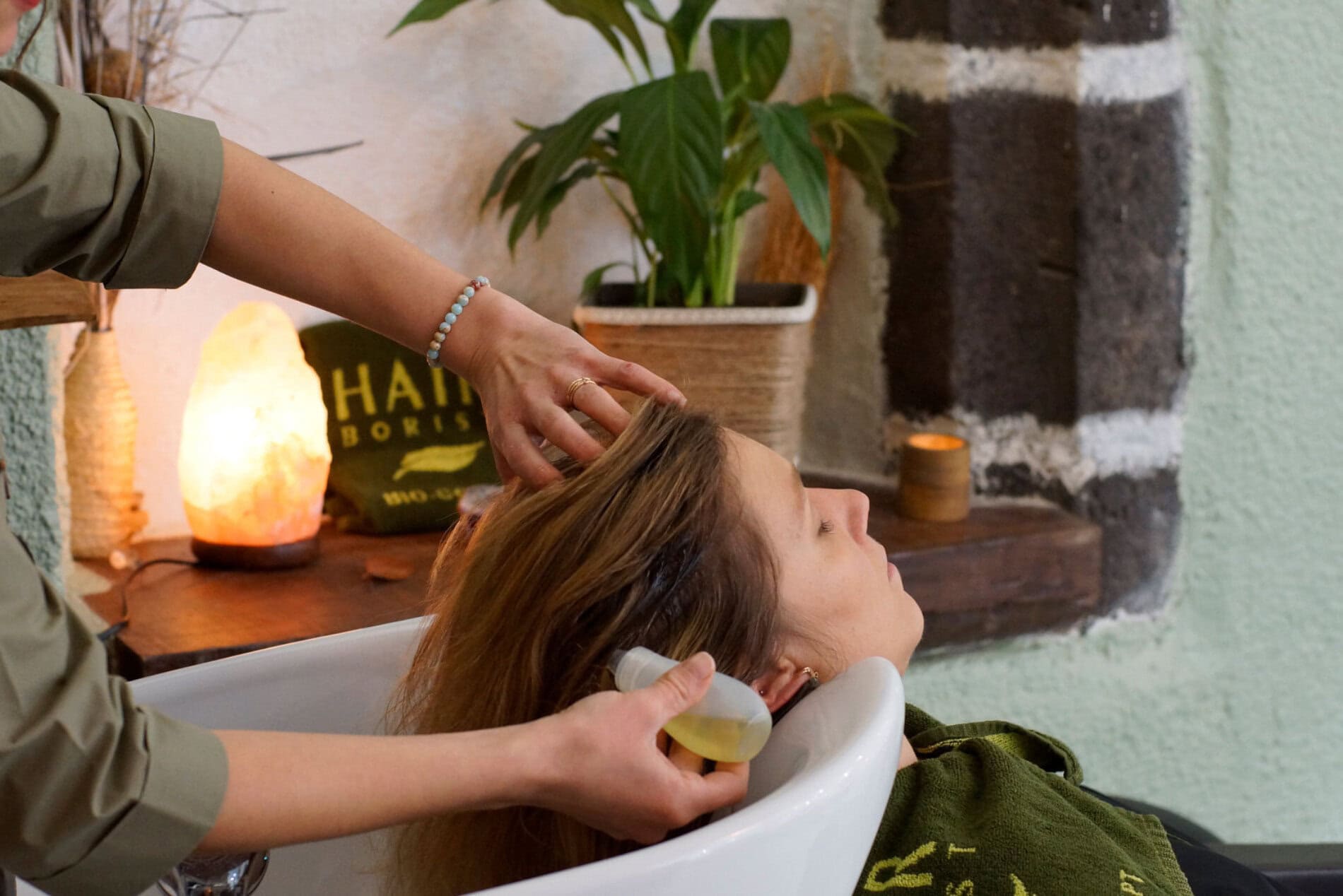 Comment Faire Un Bain D'huile Pour Les Cheveux Faire un bain d’huile cheveux: le soin qui va métamorphoser votre salon